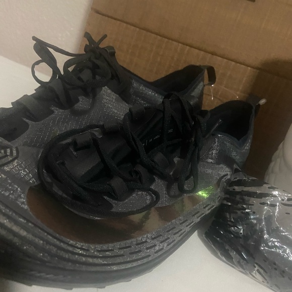 Nike  Women’s Cleats - Picture 2 of 5